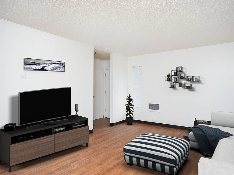 Tulip Crest Apartments — Photo 7