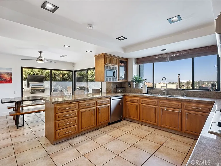 4372 Park Vicente — Photo 9