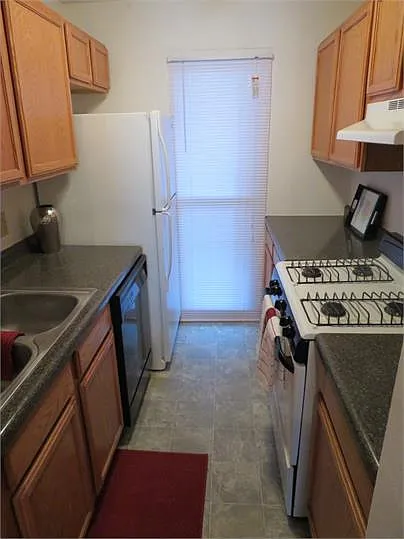 711 W Elm St — Photo 18