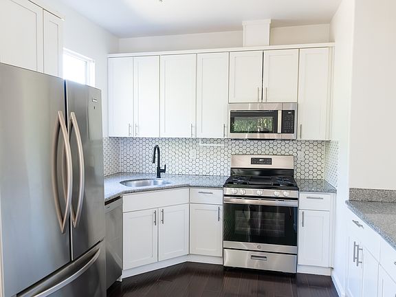 4th image of 652 Charleston Ct