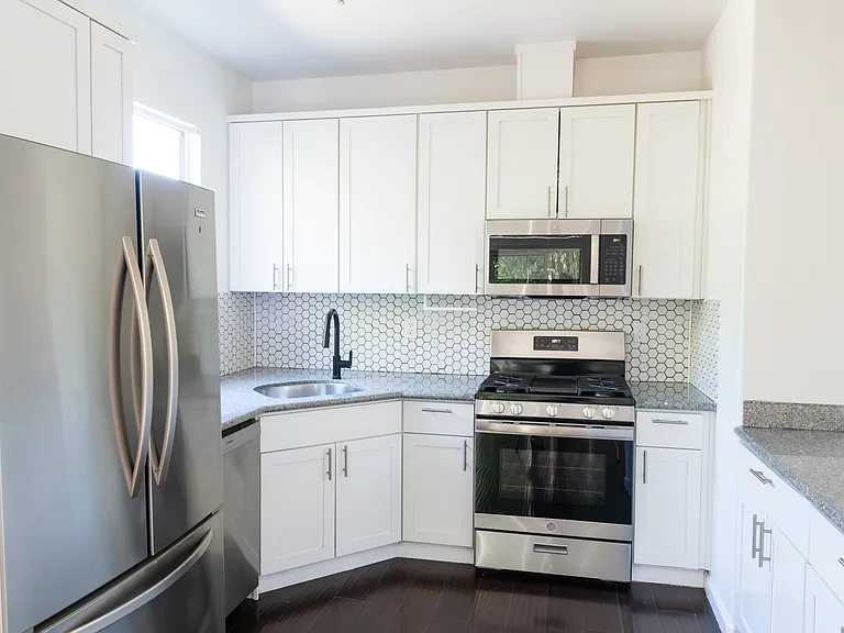 652 Charleston Ct — Photo 4