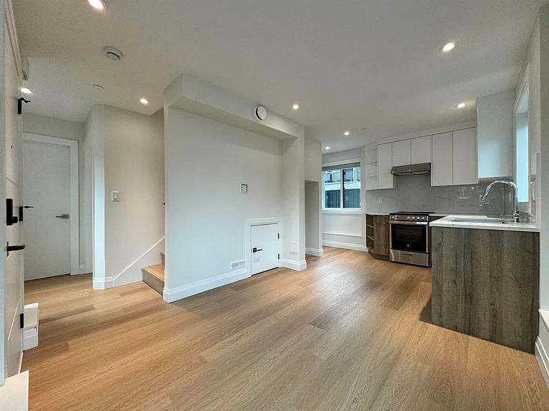 3830 Kootenay St — Photo 2