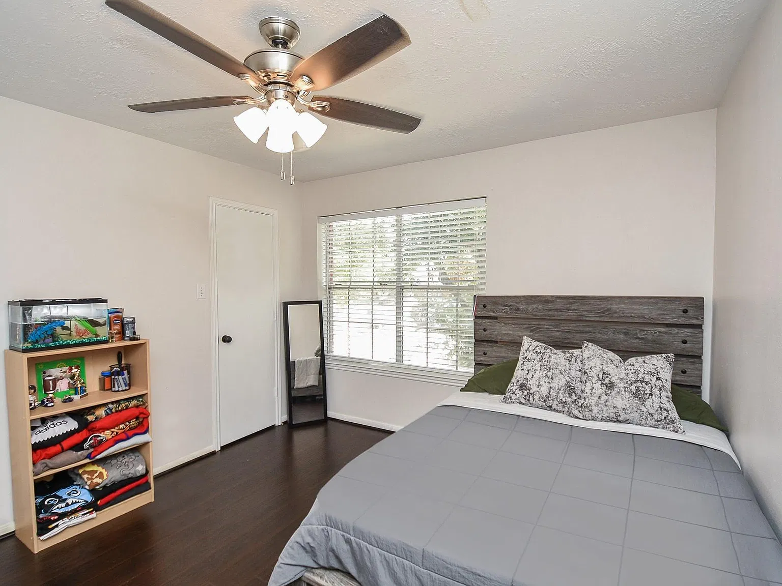 3 bed, 2.5 bath, 2070 sqft, $2,400 — Photo 3