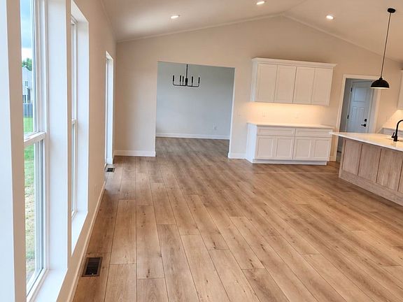 5th image of 824 Alderman St