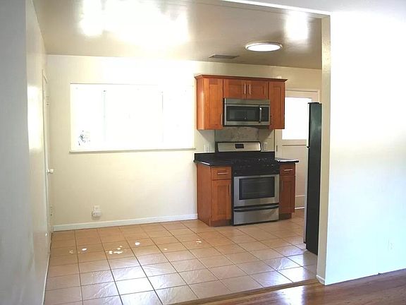 2nd image of 814 Cuesta Dr APT A