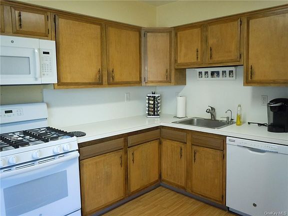 2nd image of 40 Heritage Dr APT C