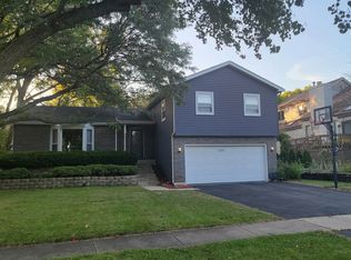 1225 Yorkshire Dr, Naperville, IL 60563