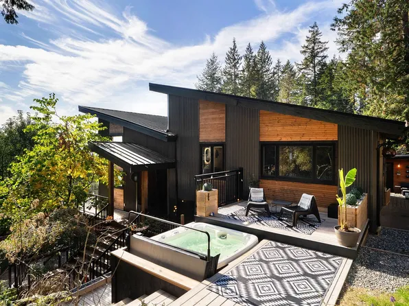 955 Windjammer Rd, Bowen Island, BC V0N 1G2