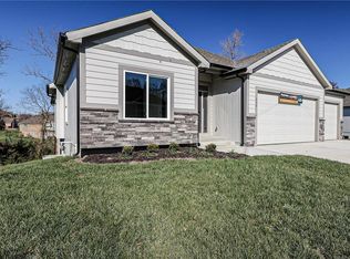 808 NW Hickory Ridge Dr, Grain Valley, MO 64029