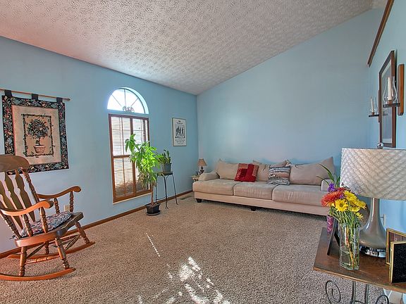 4th image of 574 Green Meadows Dr W