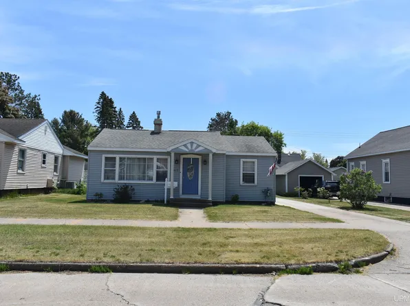 1417 Michigan Ave, Gladstone, MI 49837