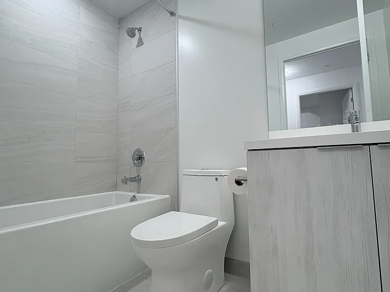 400 King St W #720 — Photo 14