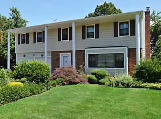 18 Roseanne Dr, Woodbury, NY 11797