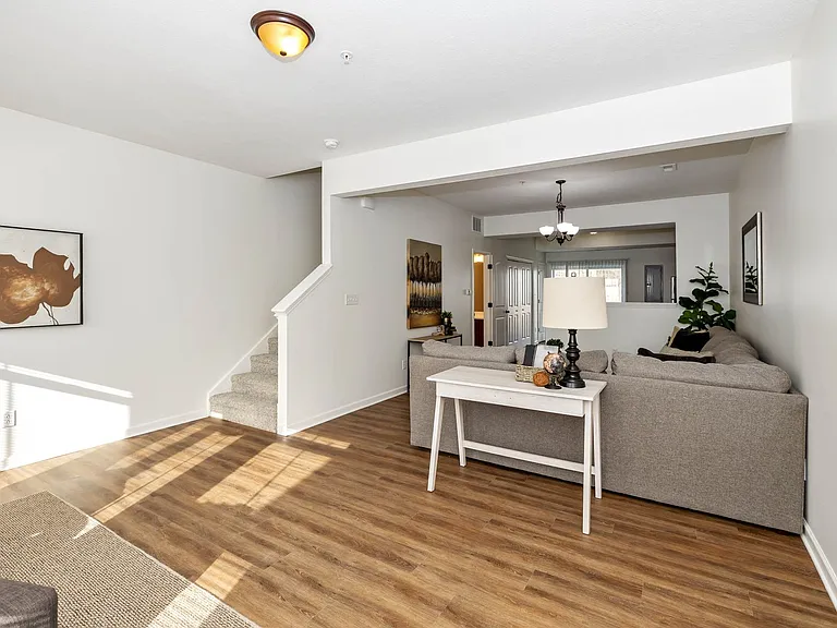 542 W Main St — Photo 1