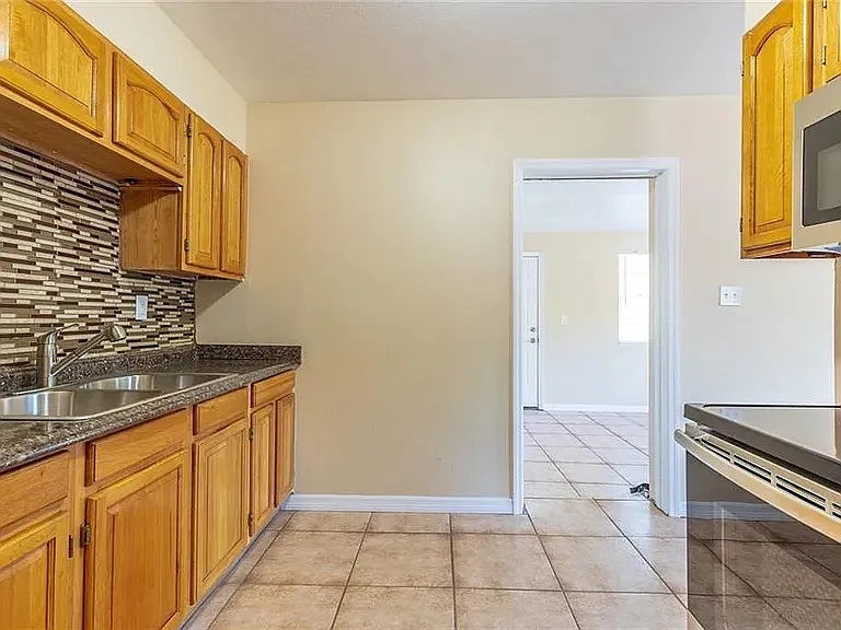 3 bed, 1226 sqft, $1,947 — Photo 4