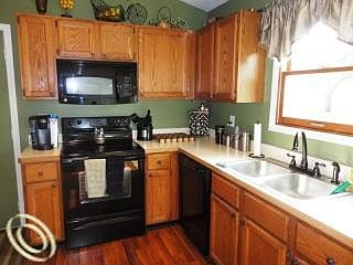 2nd image of 4865 Lindholm Dr