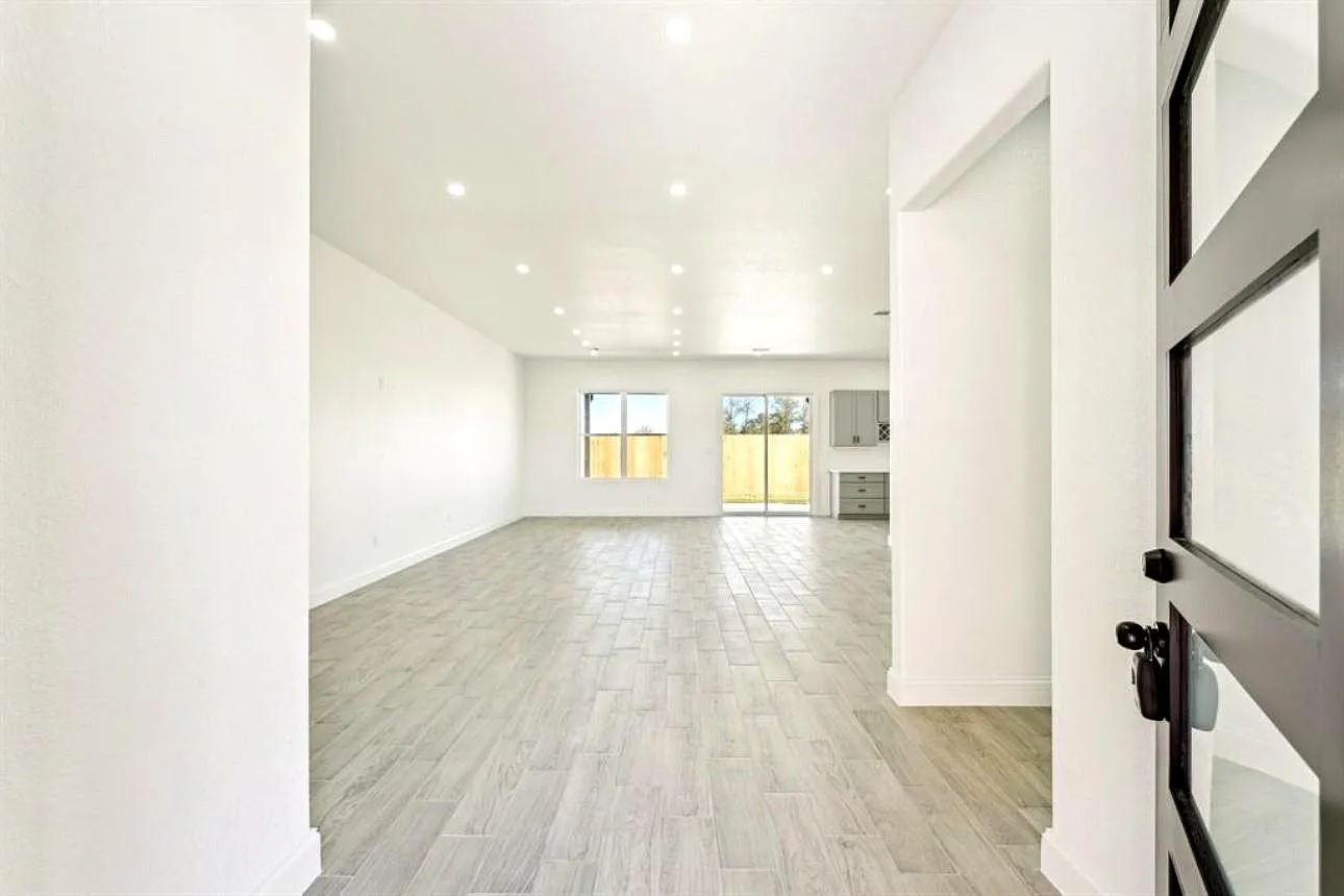 3 bed, 2.0 bath, 1869 sqft, $2,000 — Photo 2
