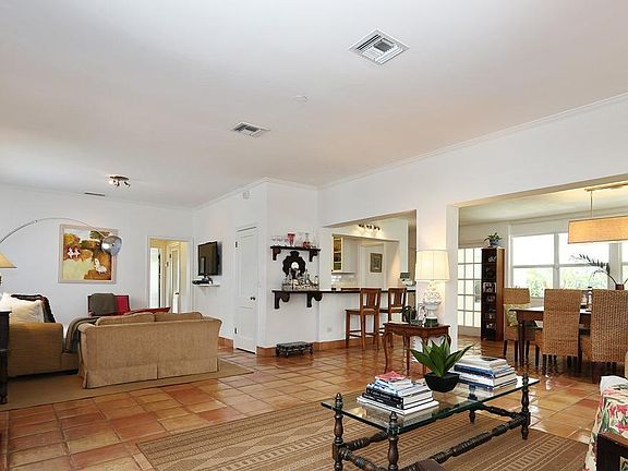 3rd image of 215 Linda Ln