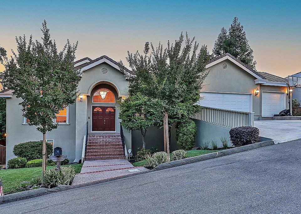 1st image of 30 Trish Ln