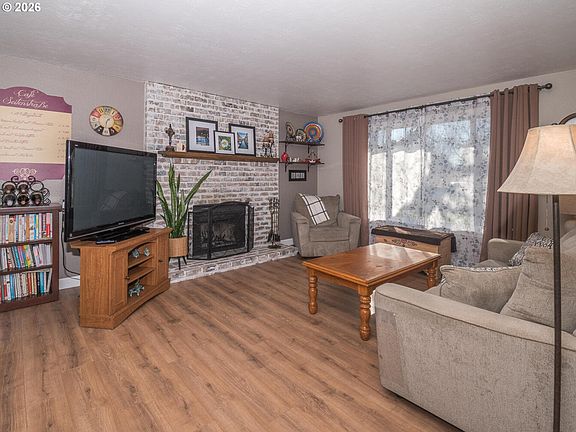 3rd image of 2220 SW Brink Ave