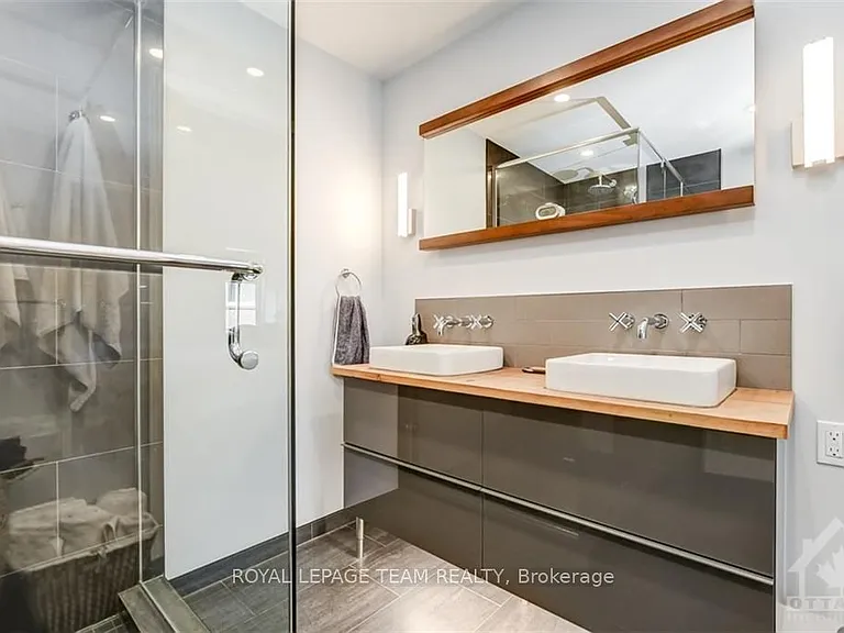 10 Clarence St #3 — Photo 13