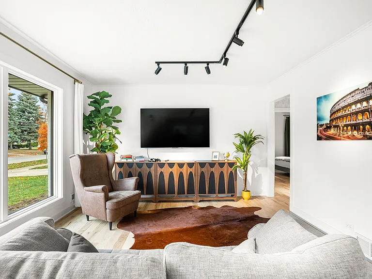 1315 Webster Ln — Photo 3