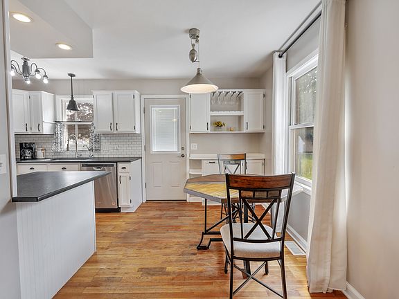 4th image of 33 Woodbine Dr