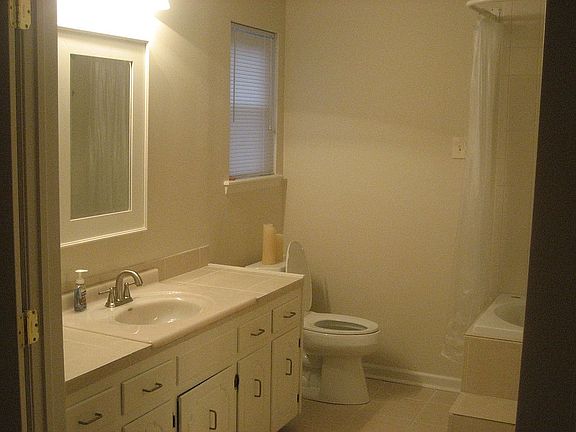Master bath with Jacuzzi tub