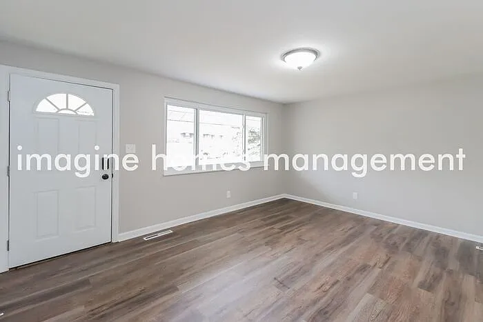 3 bed, 1.0 bath, 1554 sqft, $1,995 — Photo 3