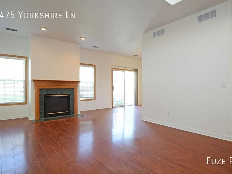 1475 Yorkshire Ln — Photo 2