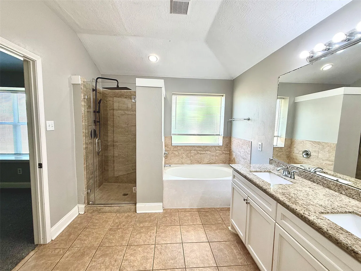 3 bed, 2.0 bath, 1980 sqft, $2,100 — Photo 4