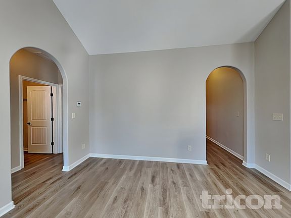 3rd image of 1862 Camelot Dr