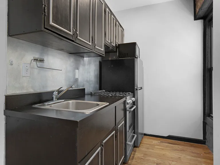 346 E 13th St #4 — Photo 4