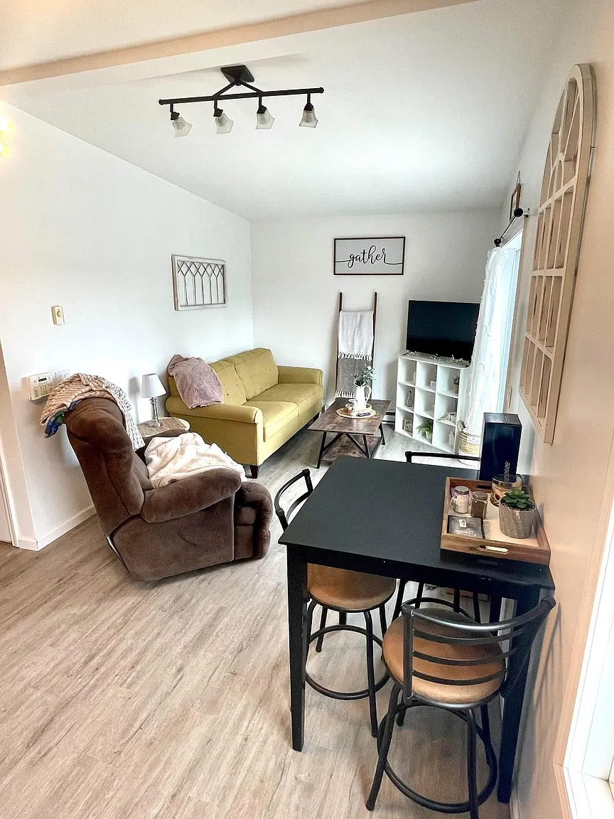 211 Rodham Ln photo 1