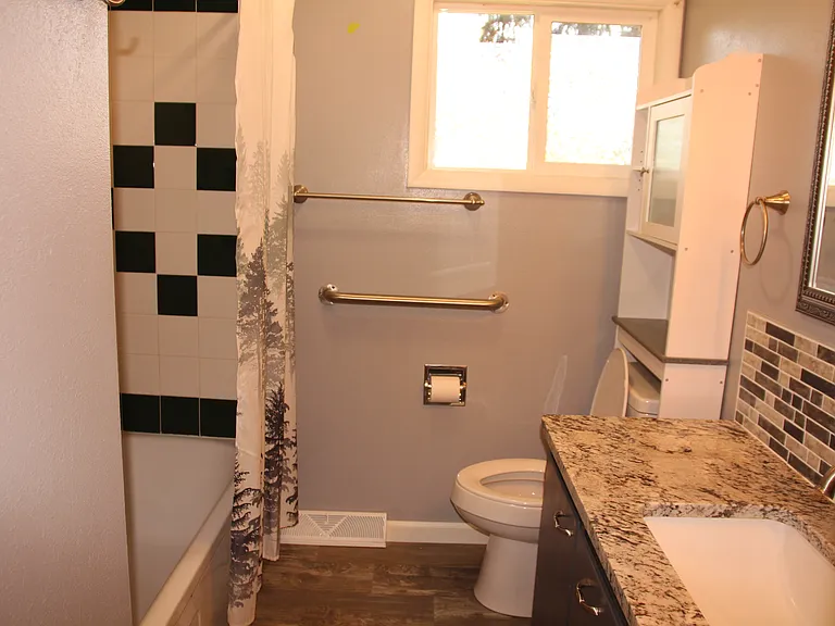 559 W Pine St — Photo 7