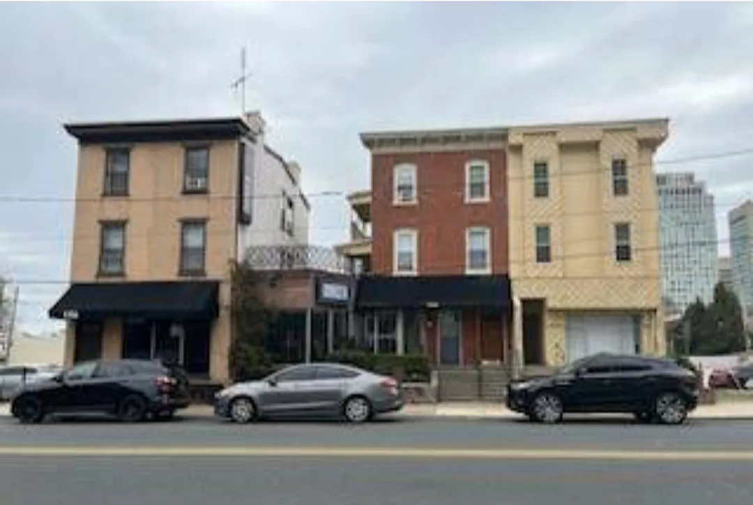2 bed, 1100 sqft, $1,600 — Photo 2