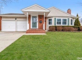109 Lorraine Cir, West Sayville, NY 11796