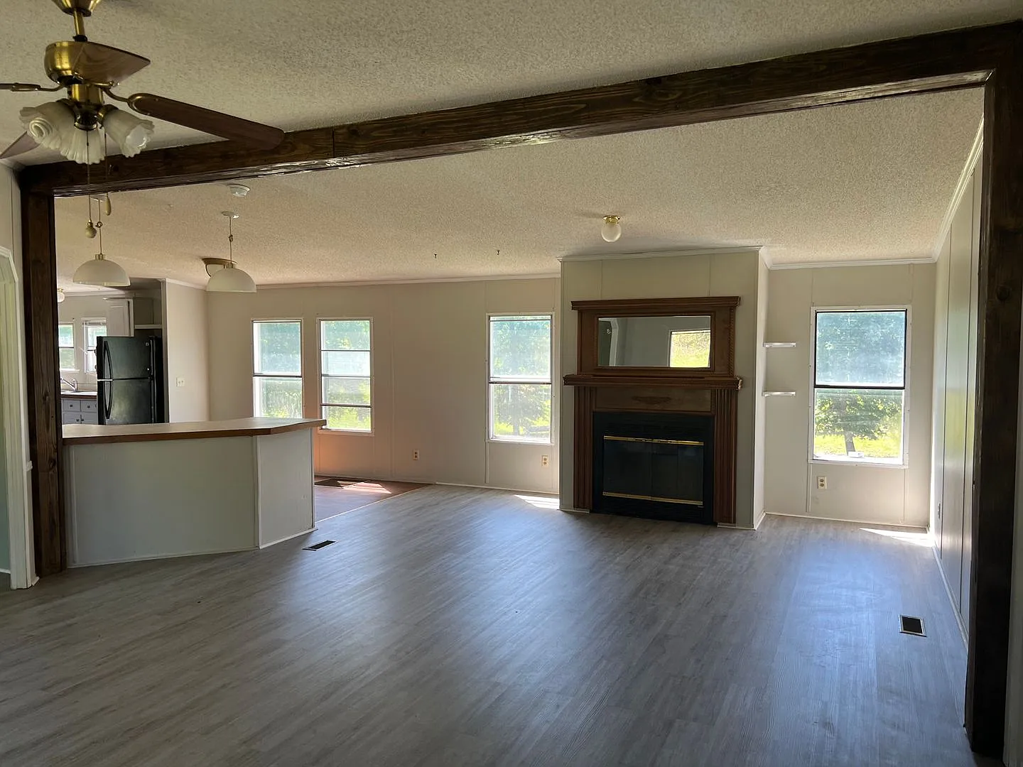 Nice 3 Bedroom 2 Bath Available Now! Schedule your tour and Apply today! — Photo 2
