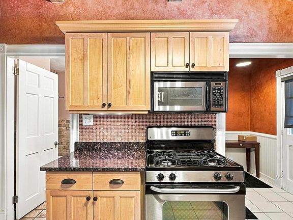 5th image of 61 Lowell St