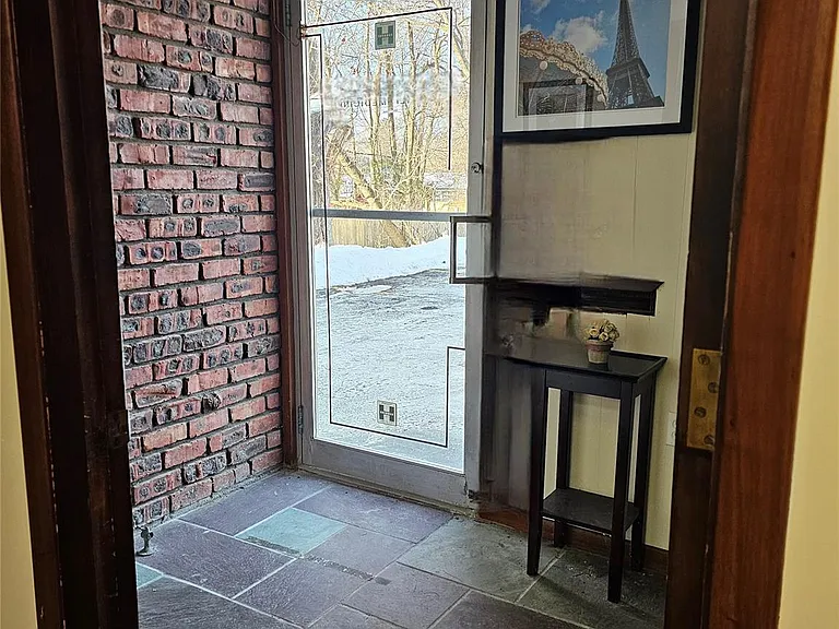 97 Fulton Ave — Photo 4