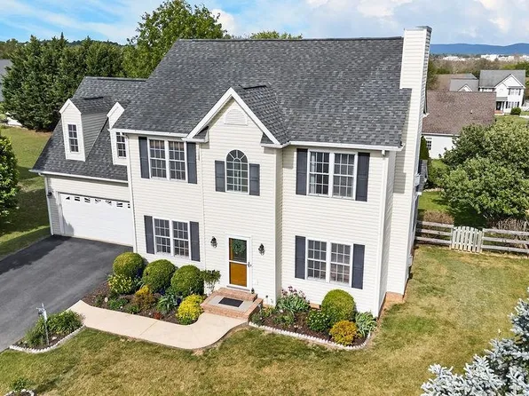 106 Bowmans Run Dr, Stuarts Draft, VA 24477