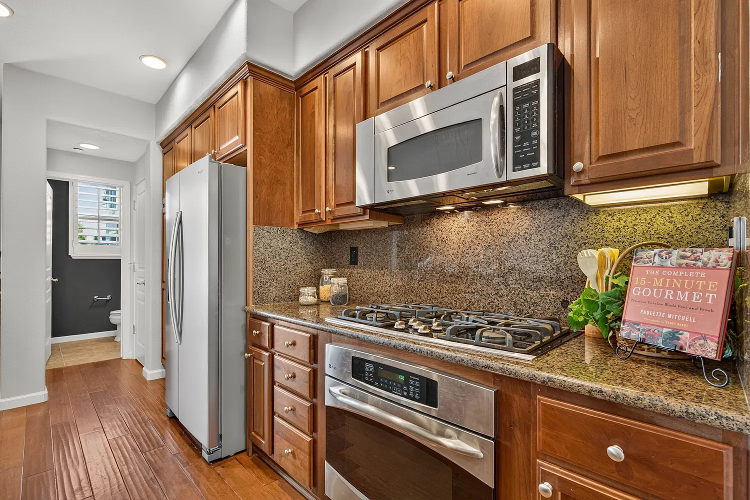 3 bed, 2.5 bath, 1594 sqft, $4,900 — Photo 3