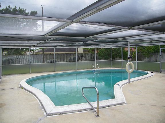 4th image of 136 NE Naranja Ave