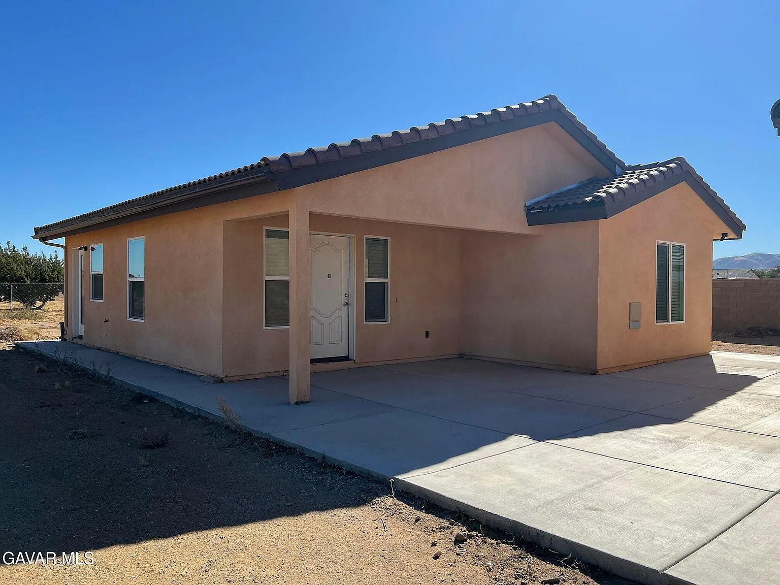 3 bed, 1200 sqft, $3,300 — Photo 2