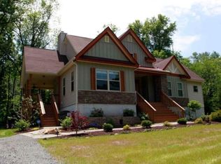 108 Field Bend Rd, Hawley, PA 18428