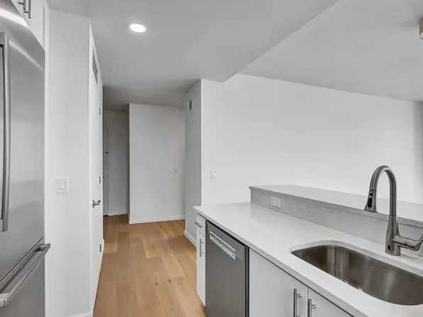 635 West 42nd Street image 18 of 28