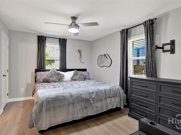 5th image of 733 W 52nd St