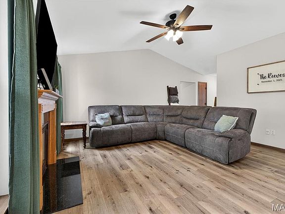 4th image of 2332 Garden Ln