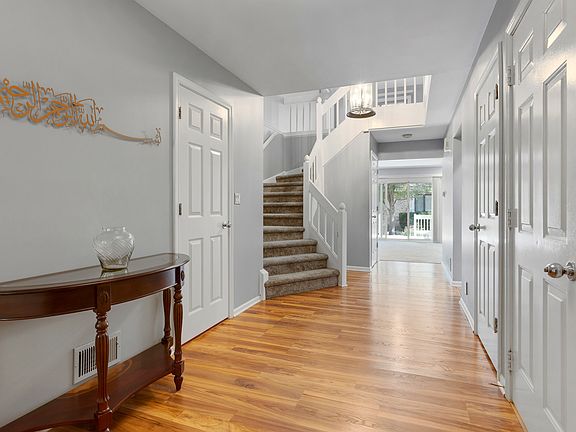 4th image of 127 Country Club Dr