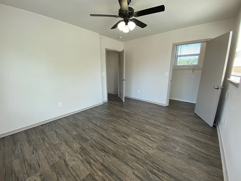 2722 Travis Ave — Photo 16